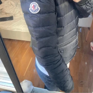 Moncler jacka - Säljer denna söta moncler jacka från monclers barnavdelning❤️🫶 Det är storlek 14 år/164cm men skulle säga att den passar xs/s🫶 den är självklart äkta! Den har inga defekter❤️ kan även tänka mig att byta mot någon annan äkta moncler jacka.