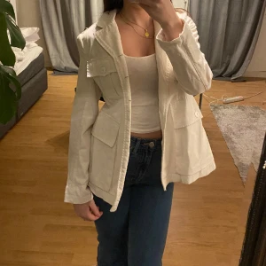 Jacka - Säljer min vita jacka, super fin nypris 999kr från märket line of oslo. Passar perekt till massa, nyskick😍