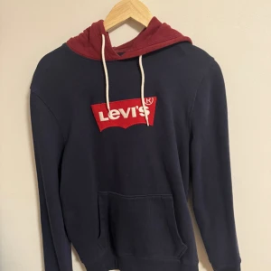 Levis hoodie två färgad - Storlek S  Blå hoodie röd luva Levis!