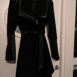 Snygg Rockandblue kappa - Stl.40 sparsamt använd. Pros på rea nu 2239kr på vi bubbleroom