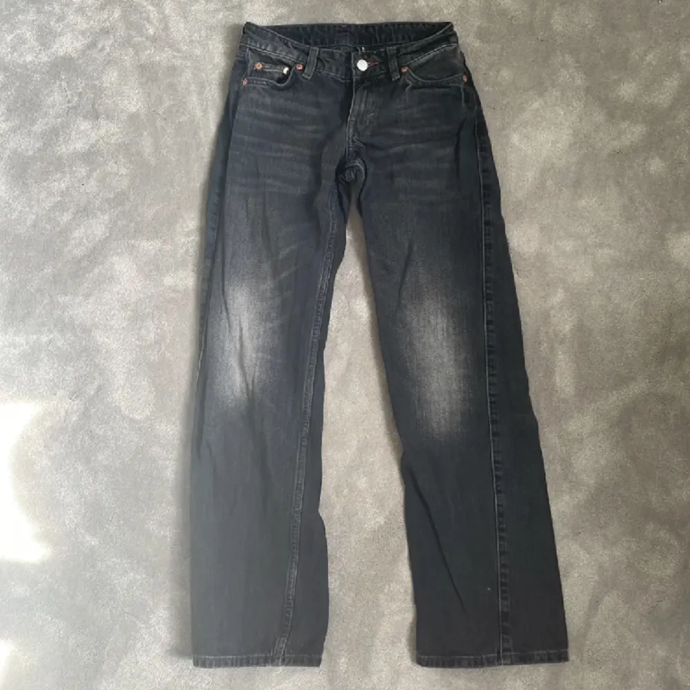 Svarta low waist jeans från Weekday💗💗Använda men fortfarande i väldigt gott skick!🤍 Nypris 500kr. Skriv för fler bilder🩷Pris kan diskuteras!🌟. Jeans & Byxor.