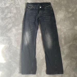 Svarta low waist jeans  - Svarta low waist jeans från Weekday💗💗Använda men fortfarande i väldigt gott skick!🤍 Nypris 500kr. Skriv för fler bilder🩷Pris kan diskuteras!🌟