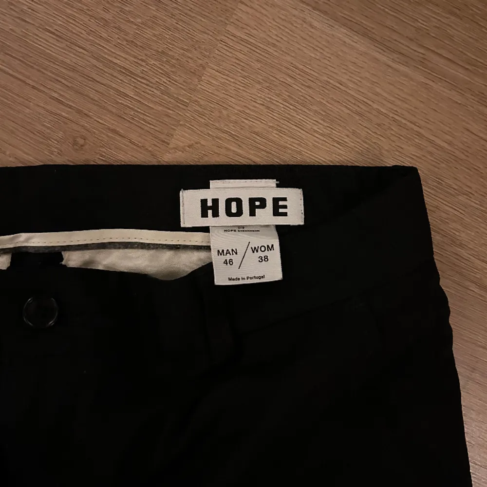 HOPE Trousers, originalpris mellan 2500-2900kr. Perfekt för dig som gillar att ha lite mer relaxed stil och bra pris 🌟. Jeans & Byxor.