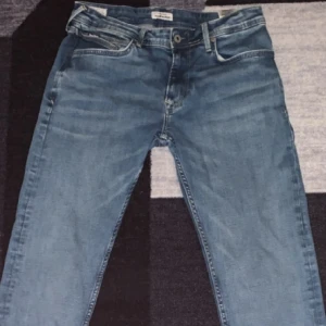 Pepe jeans - Säljer mina pepe jeans eftersom att jag inte använder dem, det är slim fit och storlek 30/32. Nypris 1000kr Hör av dig vid fler frågor