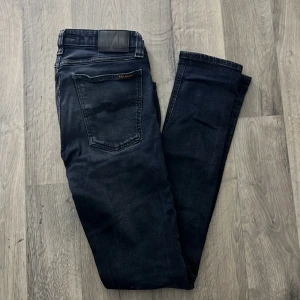 Nudie jeans  - Svarah nudie jeans,ett litet hål vid fickan och rumpan men inget strörre problem,hör av dig!!!