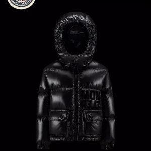 Moncler jacka - Säljer min så snygga Moncler i stl 14Y, passar xs-m💓Slutsåld på hemsidan, nypris 8035kr säljer för 5500kr. Hör av vid frågor! Inga defekter💓💓Har kvar prislapparna samt box (kan tänka mig byta mot modellen bady)