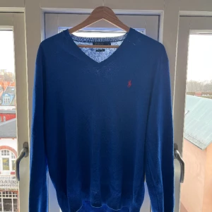 Ralph Lauren V-Neck - Stilren Ralph Lauren tröja som är perfekt för den kommande våren. Tröjans skick är 9/10 och har varit väl omhändertagen. Vid frågor eller funderingar är det bara att höra av sig!