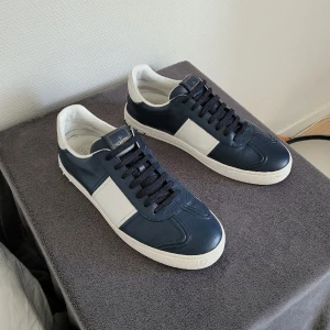 Valentino Flycrew - Extremt feta flycrews i färgen mörkblå! Cond 9,5/10 superfint skick. Enbart skorna, därav det låga priset!