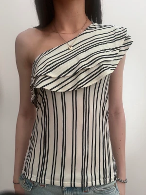 Volang blus  - Jätte cool halfway blus med volanger och coolt mönster. Köpt secondhand så märker står ej 