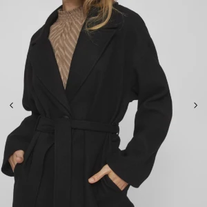 Vila kappa - Svart lång kappa ifrån vila, fint skick😊😊