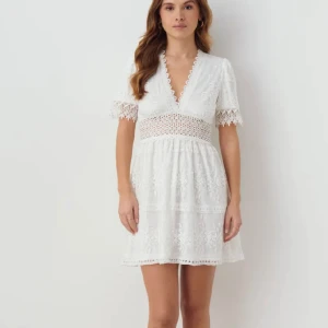 Studentklänning / spetsklänning - Säljer min oanvända studentklänning från Gina tricot (prislapp sitter kvar). Säljer för 500kr.   Nypris: 699kr