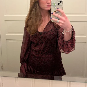 Zara klänning - Så fin popolär klänning ifrån zara som inte säljs längre! 💓