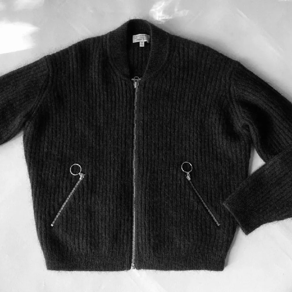 Grå svart mohair kofta i strl XS ifrån & Other Stories i nyskick, säljer pga för många tröjor 🖤Nypris: 1000kr. Stickat.