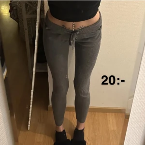 Byxor - Gråa virkade/stickade byxor från cubus