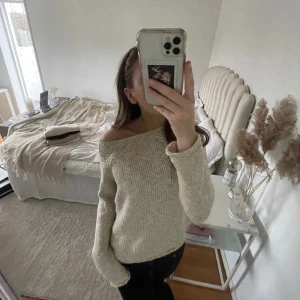 Beige glittrig stickad tröja  - Dösnyggg med små glitter detaljer från Massimo Dutti🐆💌tryck gärna på köp nu!