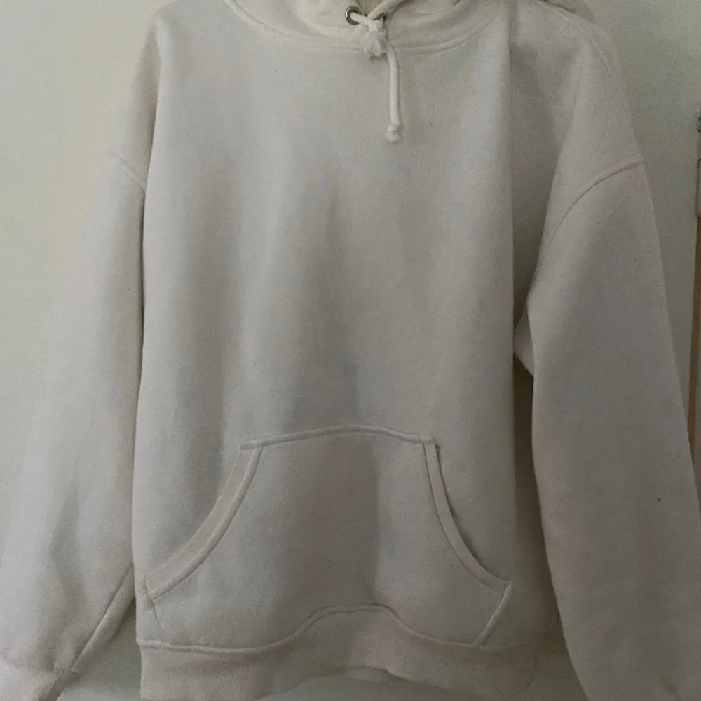 En Hoodie från bikbok storlek S. Hoodies.