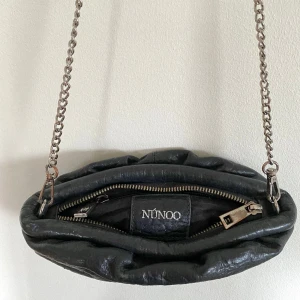 Núnoo väska  - Väska ifrån Núnoo, lite slitage på kedjan men annars fint skick.⭐️
