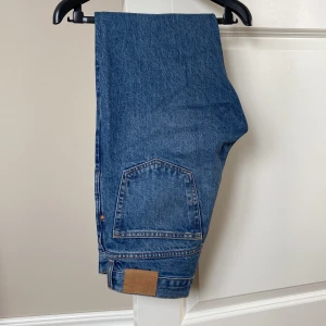 Mörkblåa Weekday jeans 🐋 - Säljer dessa snygga mörkblåa Weekday jeans i modellen Space. Använda men i väldigt fint skick, inga defekter.