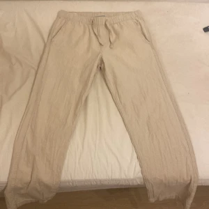 Jack & Jones Linnebyxor - Fina linnebyxor, inköpta och använda i somras men är nu för små… Byxorna ser inpricip helt oanvända ut och har inga fläckar.