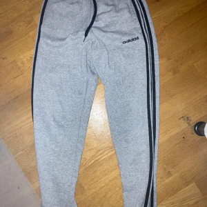 Adidas mjukisbyxor - Storlek S, inga skador