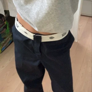 Dickies 874 byxor  - Det står inte någon storlek i de, men de passar mig som är 164 cm lång, och som vanligtvis har M eller storlek 38.  Passar både dam och herr Midja- 91 cm Längd(hela byxan)- 99 cm  Använd relativt mycket men i bra skick. 