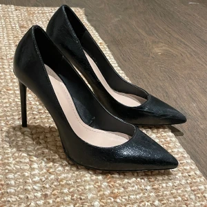 Svarta 90’s spets klackar  - Svarta spets klackar som ger en 90’s vibe. De är så snygga med jeans, kostymbyxor eller klänning. Bra kvalité på skorna. 