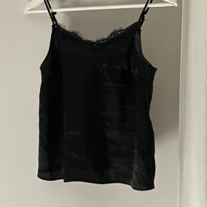 Spets linne - Jättefint siden linne med spets! Jag har klippt av två snören ( bild 3 ) men de är inget som syns 💕