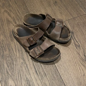 Bruna birkenstock - Säljer mina äkta bruna birkenstock.   Storlek 39