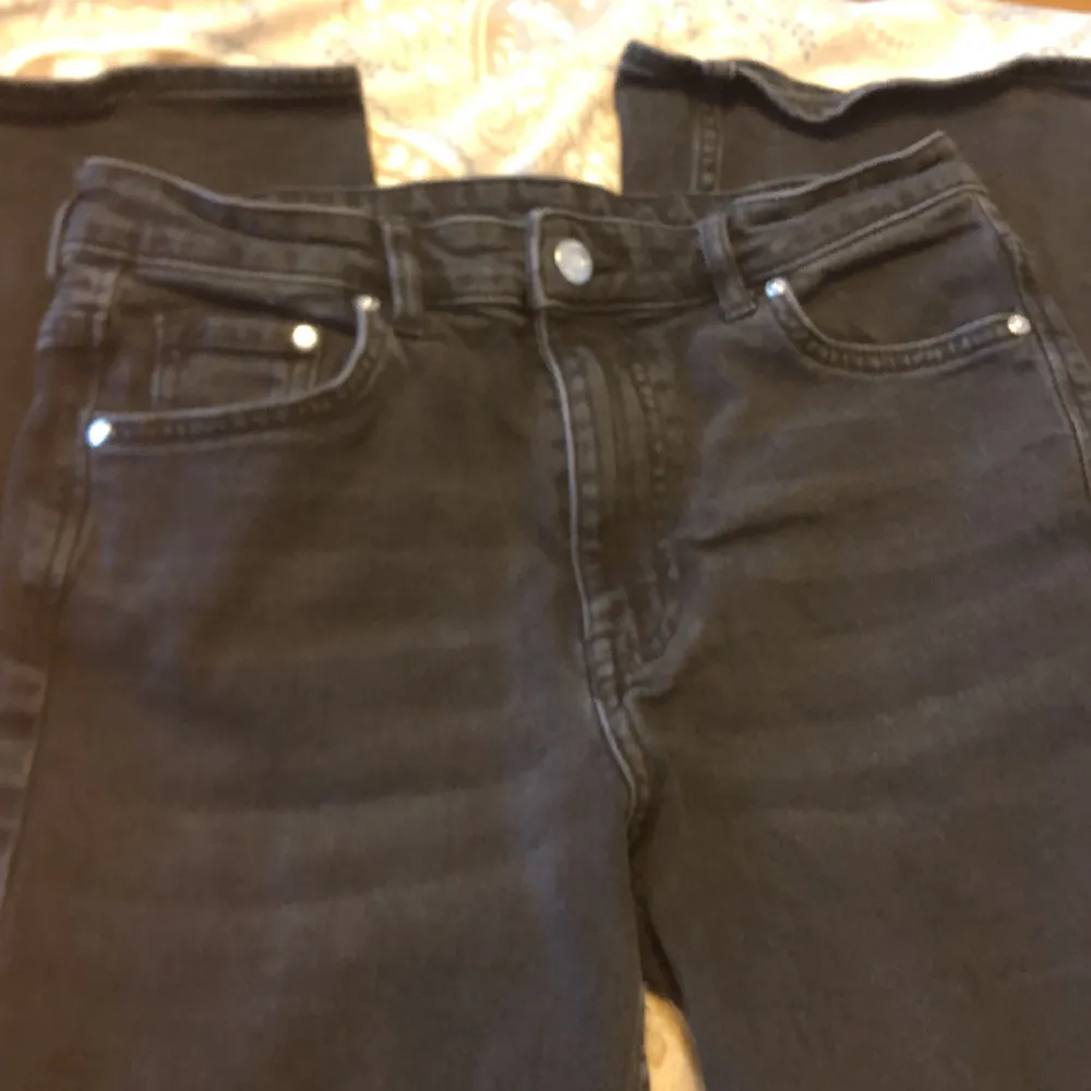 Säljer ett par svarta high waist bootcut jeans i storlek 36 pg dom blivit för små. Kommer från HM och är i bra hyfsat bra skick. Den sista bilden hade lite konstigt ljus bara så ni vet. Skriv till mig för frågor eller fler bilder✨. Jeans & Byxor.