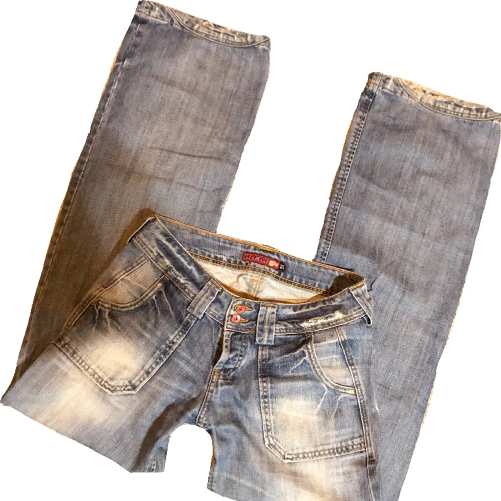 Ett par ljusblå, lowrise jeans med vida ben. Unika fickor både fram & bak.  Finns ett litet hål vid knät, därav priset. ❤️🤩 midjemått : 37 🪩 innerbenslängd : 81 ❤️ lite stretch i tyget. Skriv vid funderingar 🤩. Jeans & Byxor.