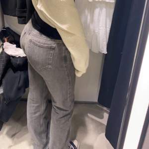 Sjukt snygga weekday jeans i modellen Arrow low straight jeans. Säljer då de inte kommer till användning längre. Använda men inga defekter. Köpta för 590kr säljs för 350+ frakt.