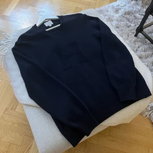 Stickad tröja från Hackett - Knappt använd, bra skick