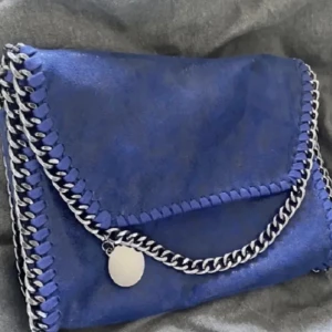 Stella mc väska  - Säljer min blåa Stella mc liknande väska då jag råka köpa två. Helt ny köpt för 400kr därav priset 