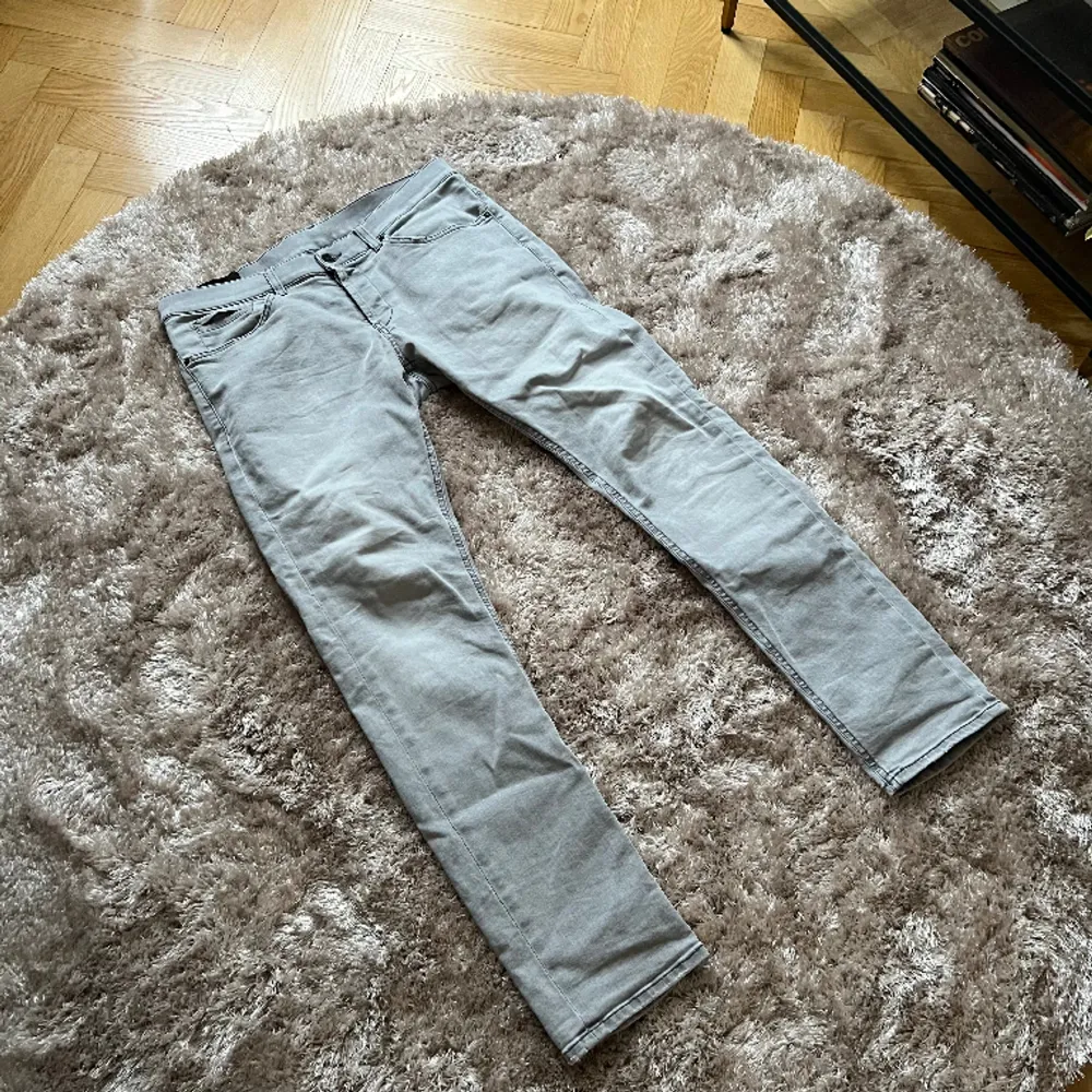 Slutsålda jeans från Dondup i strl 36. Ganska använda men i ok skick. Nypris 2800kr. Jeans & Byxor.