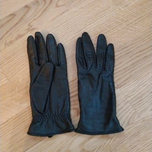 Handskar  - Skinnimitation handskar storlek small. Möts gärna upp i Göteborg.