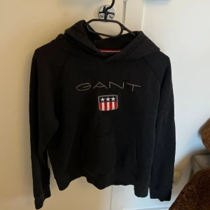 Gant hoodie - Använder inte längre därför säljer jag den, väldigt fint skick, inga skråmor eller så.