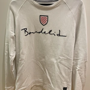 Bondelid sweatshirt - En fin bondelidsweatshirt som är för liten för mig Hör av er vid funderingar!