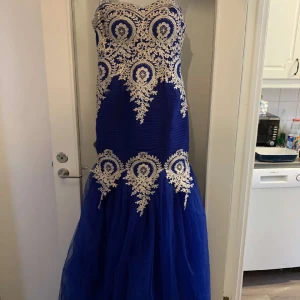 Fest/bröllopsklänning  - Säljer festklänning i  strl M ny skick. Oanvänd.  Billigare vid snabb affär  Endast seriösa köpare.  