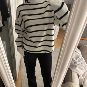 Randig tröja  - Stickad tröja. Aldrig använd endast provad. 