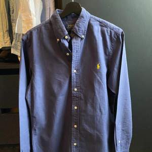 Mörk blå raffe skjorta Super fint skick, änvänd mindre än tio gånger Storlek M men jag skulle säga att den är bäst för dom som är mellan S och M! Kan mötas upp i Täby  Köp den innan måndag för då är det gratis frakt!!