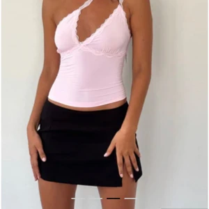 Motel rocks topp - Super fin motel rocka topp som tyvärr är för liten för mig, aldrig använd och säljer då retur kostar mycket, kan självklart skicka egna bilder också:) Nypris: 370kr Mitt pris: 200kr men diskuterbart