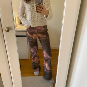 Säljer mönstrade vida jeans i bra skick. Använda fåtal gånger. - Innerbenslängd 82 cm. Overaize jeans med vida ben.
