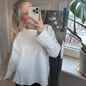 Vit tröja - Vit jättefin tröja, perfekt både under vintern eller som tröja en sen sommarkväll🥰 använd men i bra skick!❤️ 