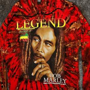 Helt ny, endast testat. Röd Bob Marley tröja XXL. Skön och 10/10 i skick. Ord pris 300kr
