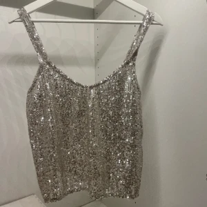 Glitter topp från zara  - Sött linne ifrån zara. Som är köpt för 3 månader sen men är tyvärr för stor