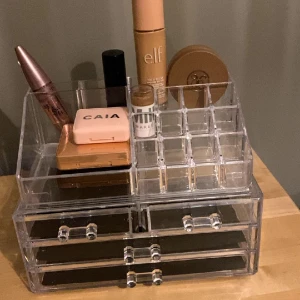 Organisering för smink - Säljer nu min smink förvaring då den inte kommer till användning. Det är i mycket bra skick och perfekt om man vill få sitt sminkbord lite mer organiserat🥰