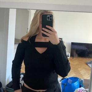 Tröja  - Säljer denna tröjan från chiquelle då den ej kommer till användning. Använts ca 1-2 gånger och i mycket fint skick. Storlek: XS/S