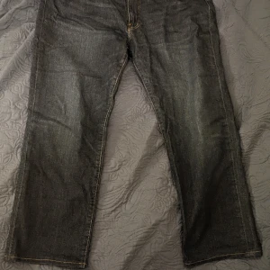 Knappt använda Levi's 514 jeans W38 - Skick 9/10 Använt fåtal gånger pga för stor midja, tvättat typ en gång. Köpta från Mall. Färgen är mer rinse wash än på bilden och tyget är stretchigt (inte styv). Längden är ca 30" (de va uppsydda). Kan möta upp i Stockholm. Byte också möjligt