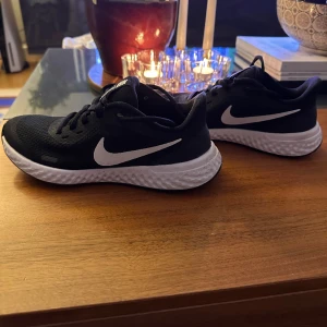 Nike Revolution (nyskick, strlk 36) - Nike Revolution använda ett fåtal gånger i nyskick. Storlek 36