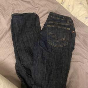 Säljer dessa marinblå jättesnygga mid/low waist jeans. Dem är bootcut och i storlek s. 